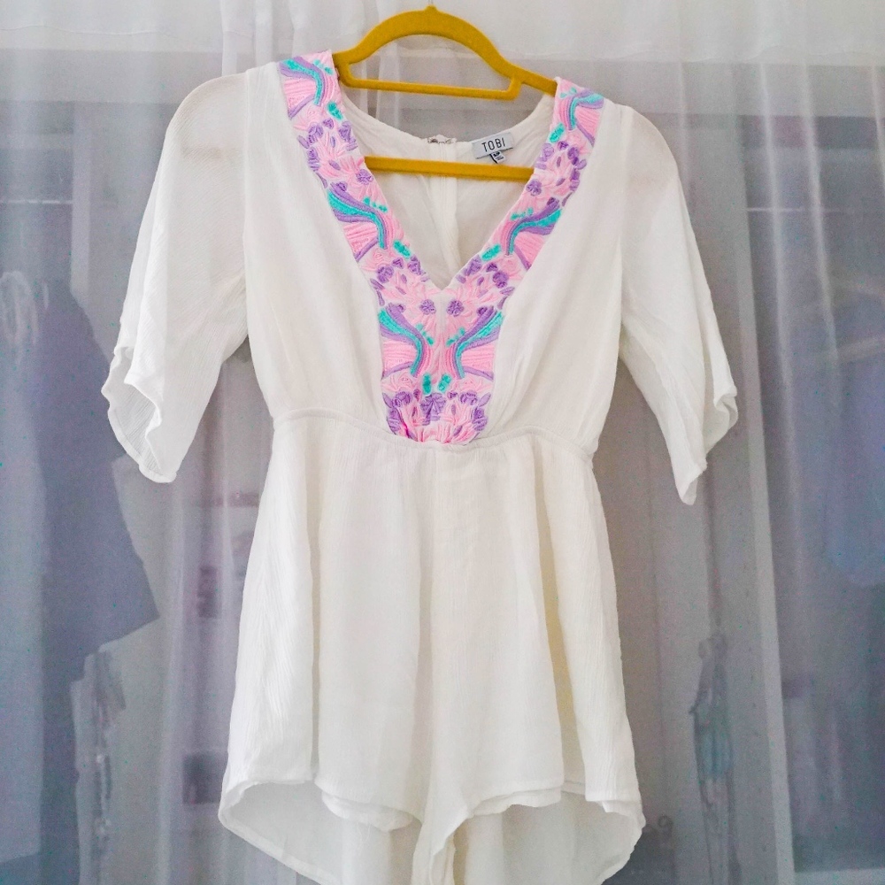 Tobi White Multi Romper size small - NEVER WORN